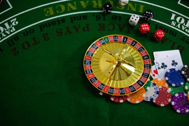 Dealer profesional Live Casino toti88 memandu sesi permainan baccarat dengan streaming berkualitas tinggi